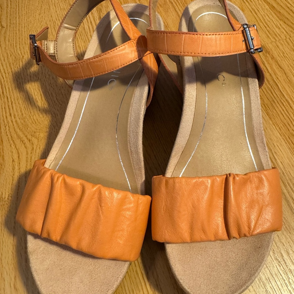 NWOT Vionic Wedge Sandals Size 9